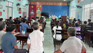 Toàn cảnh buổi họp tuyên truyền, phổ biến chính sách tín dụng tại thôn Sông Bé, xã Thiện Hưng.